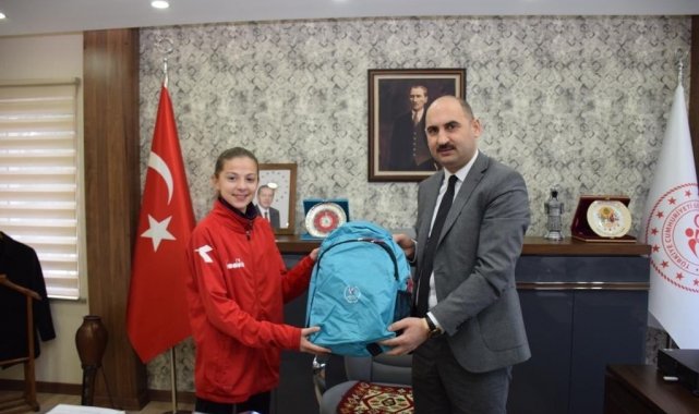 Milli Takım hazırlık kampı kadrosuna davet edilen başarılı sporcuyu makamında ağırladı