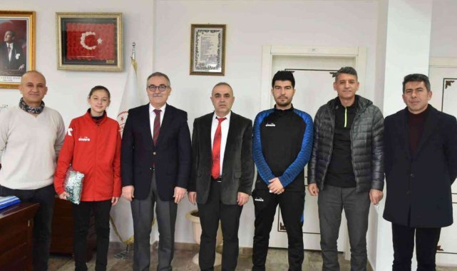 Milli Takım kampına davet edilen başarılı sporcu İl Milli Eğitim Müdürü Akyol'u ziyaret etti