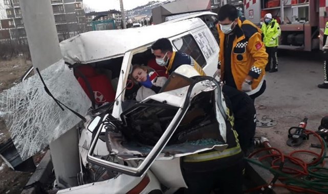 Minibüs elektrik direğine çarptı: 1 yaralı