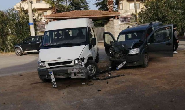 Minibüs ile hafif ticari araç çarpıştı: 1 yaralı