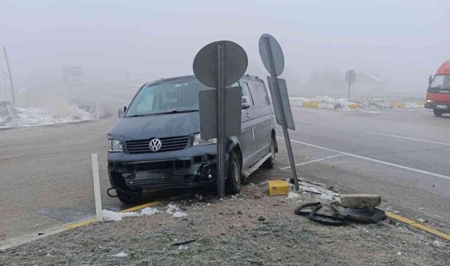 Minibüs ile hafif ticari araç çarpıştı: 2 yaralı