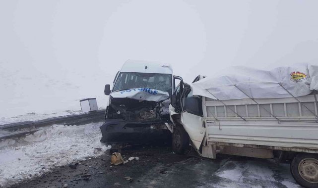 Minibüs ile kamyonet kafa kafaya çarpıştı: 9 yaralı