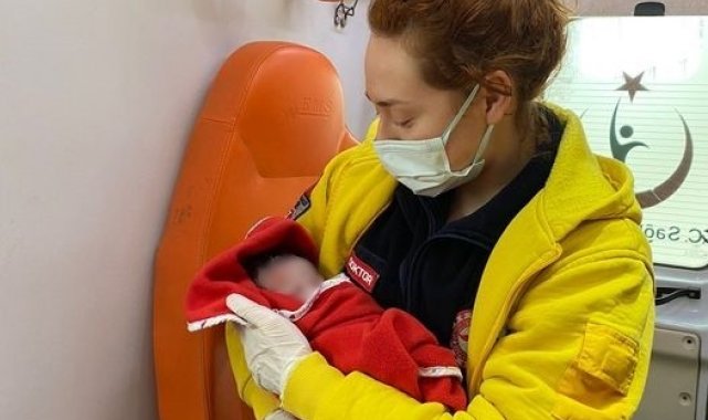 Minik bebek sağlı ekiplerinin kucağında evde gözlerini dünyaya açtı