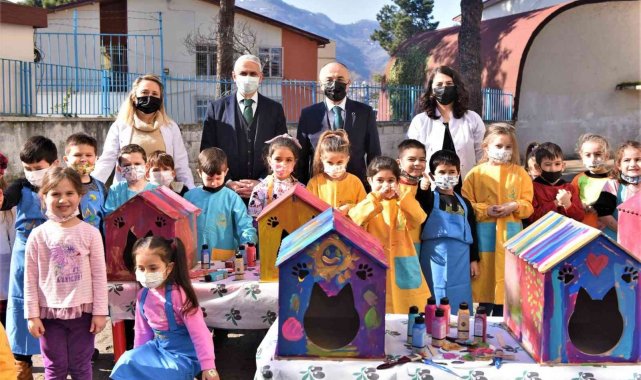 Minikler, can dostlarının kulübelerini renklendirdi