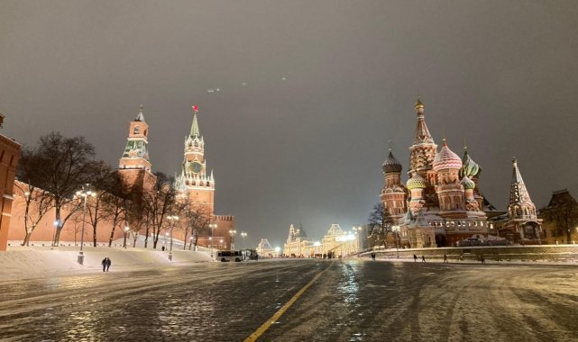 Moskova'da kar yağışı Kızıl Meydan'da kartpostallık görüntüler oluşturdu