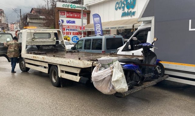 Motosiklet sürücüsü kamyonet altında kalmaktan kıl payı kurtuldu