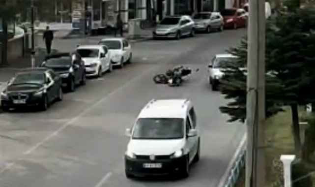 Motosikletli kurye otomobile arkadan çarptı, o anlar kameraya böyle yansıdı