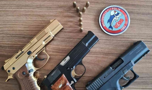 Motosikletli polis timleri 3 ruhsatsız tabanca ele geçirdi