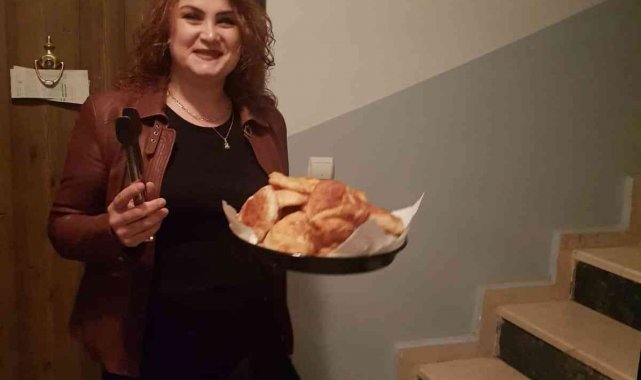 Muhtar elleri ile yaptığı pişilerle mahalle halkının kandilini kutladı