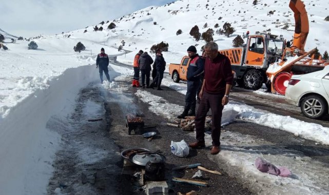Muhtar yol açma çalışması yapan ekiplere yemek ikram etti