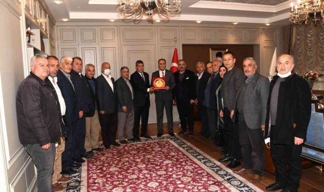 Muhtarlardan Vali Çuhadar'a plaket