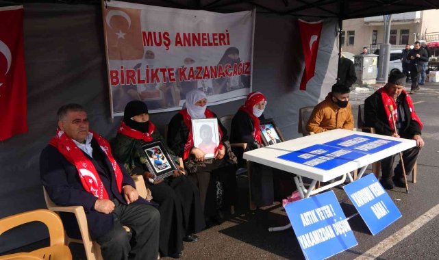 Muş'ta ailelerin evlat nöbeti dondurucu soğukta devam ediyor