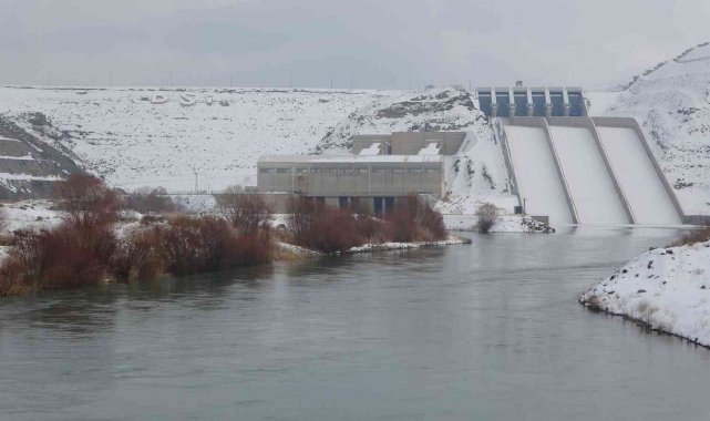 Muş'ta etkili olan kar yağışı barajlara umut oldu