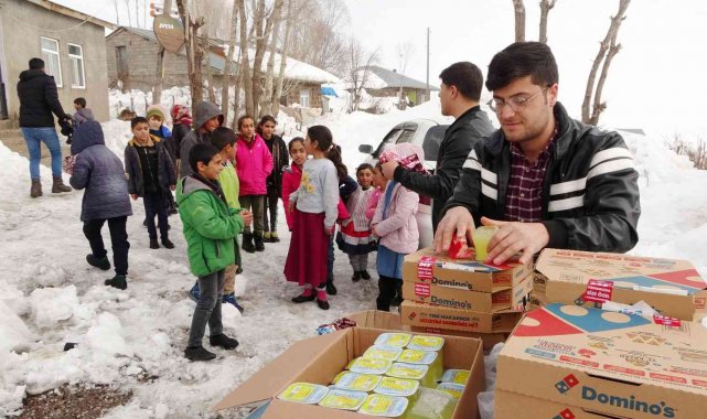Muş'ta hayırsever gençler köy çocuklarını ilk kez pizzayla tanıştırdı