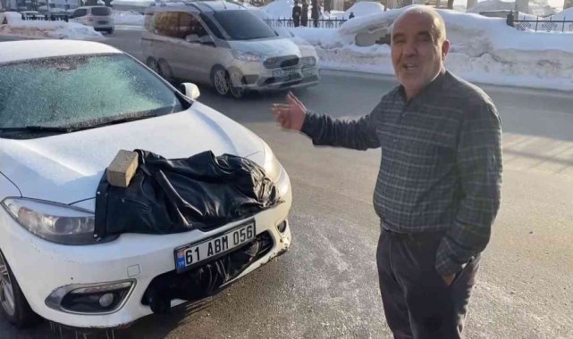 Muş'ta soğuk havaya hazırlıksız yakalanan vatandaşın aracını ısıtma yöntemi gülümsetti