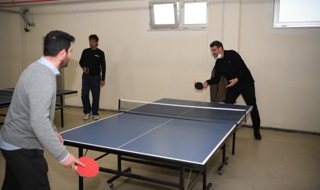 Mustafa Kocaman, gençlerle masa tenisi oynadı
