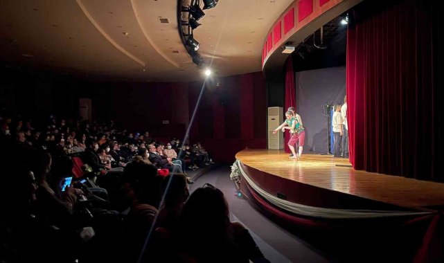 Nazilli'de 500 öğrenci ilk kez tiyatro izledi