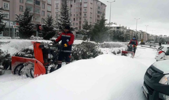 Nevşehir&#039;de kar temizleme ve tuzlama devam ediyor