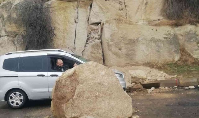 Nevşehir'de kopan kaya parçası yola yuvarlandı