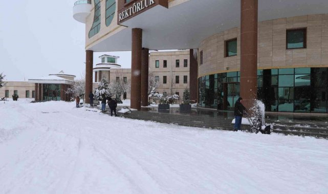 NEVÜ&#039;de karla mücadele ve tuzlama çalışmaları devam ediyor