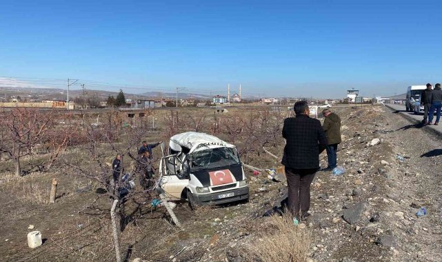 Niğde'de işçi servisi devrildi: 14 yaralı