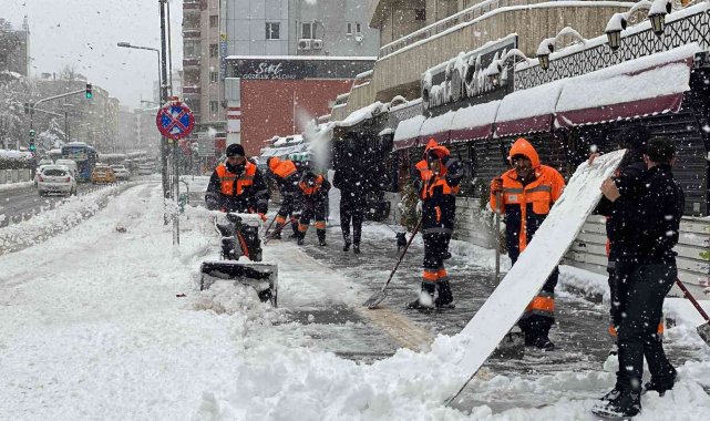Niğde'de kar yağışı hayatı olumsuz etkiliyor