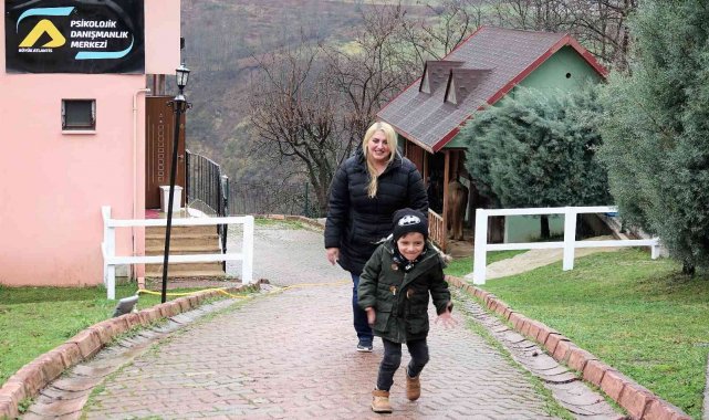 Oğlunun özgürce koşabilmesi için 2 bin 500 kilometre yol geldi