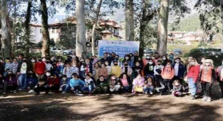 Öğrenciler Sakin Kent Akyaka'da azmak kenarı temizliği yaptı