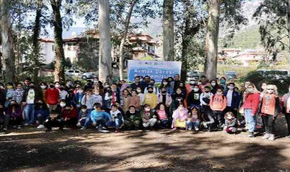 Öğrenciler Sakin Kent Akyaka&#039;da azmak kenarı temizliği yaptı