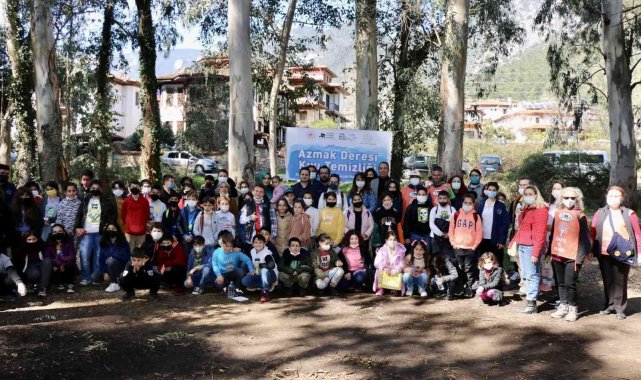 Öğrenciler Sakin Kent Akyaka&#039;da azmak kenarı temizliği yaptı