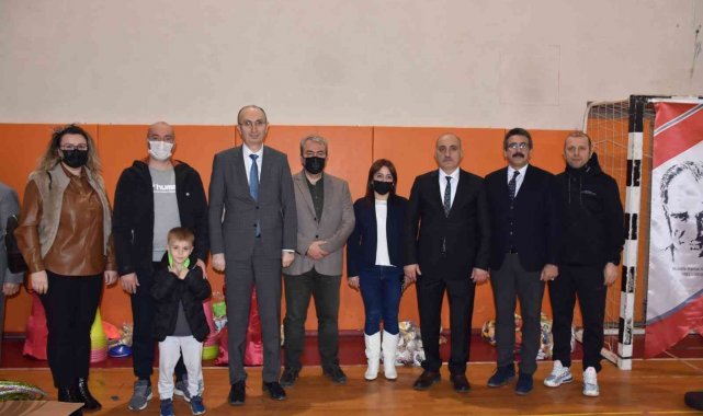 Öğrenciler, yeni spor malzemelerine kavuştu