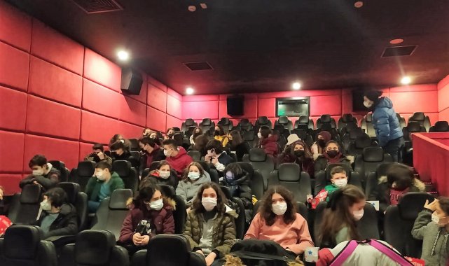 Öğrencilere yarıyıl hediyesi sinema bileti oldu