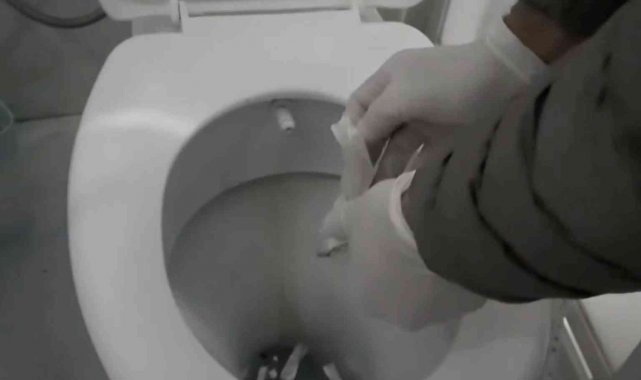 Öğrencileri zehirleyen uyuşturucular klozetten çıktı