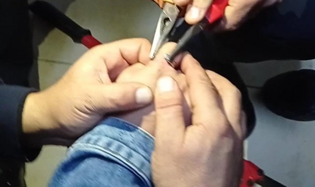 Öğrencinin parmağına sıkışan yüzüğü itfaiyeciler keserek çıkardı