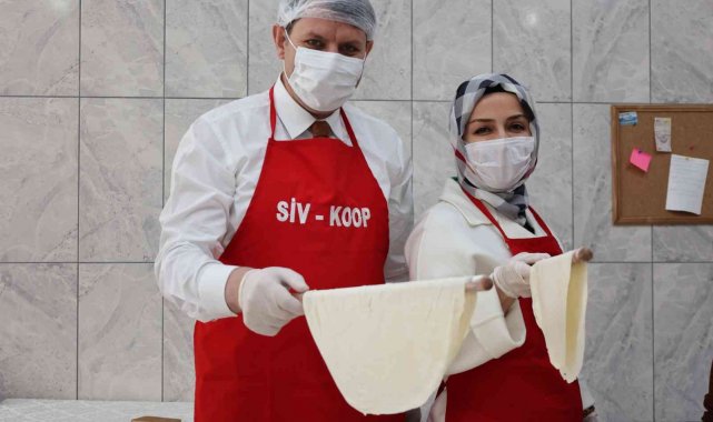 Oklavayı eline alan vali, eşi ile yufka açtı