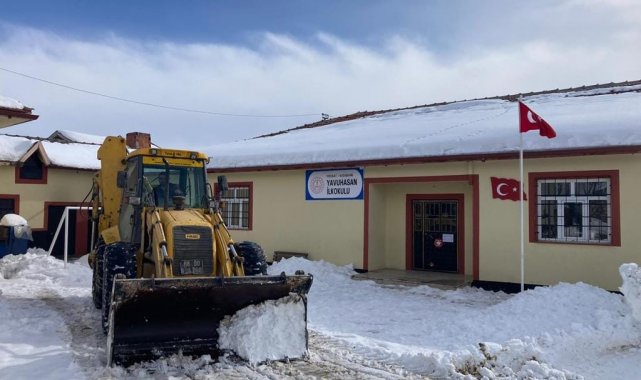 Okul bahçelerinde biriken kar temizlendi