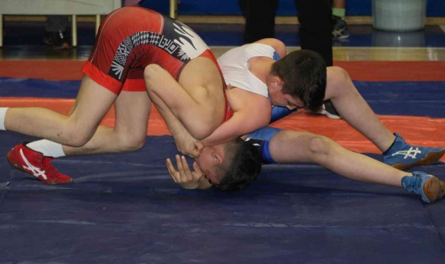 Okul Sporları Gençler Güreş Grup Müsabakaları Manisa&#039;da başladı