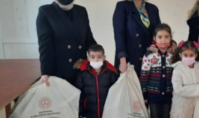 Okula erişimi olmayan okul öncesi öğrencilere oyun sandıkları dağıtıldı