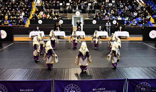 Okullar halk oyunlarında yarıştı