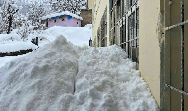 Okulun birinci katı metrelerce karın altında kaldı, kar yığını pencereleri kapattı