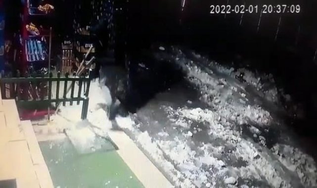 Önce buz kütlesinden ardından tabelanın altında kalmaktan kurtuldular