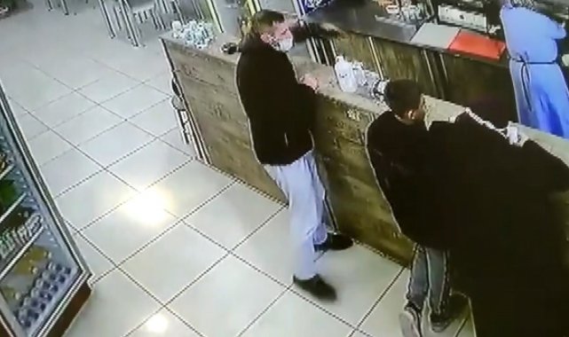 Önce sipariş verdi, sonra herkesin içinde 2 tane telefonu böyle çaldı