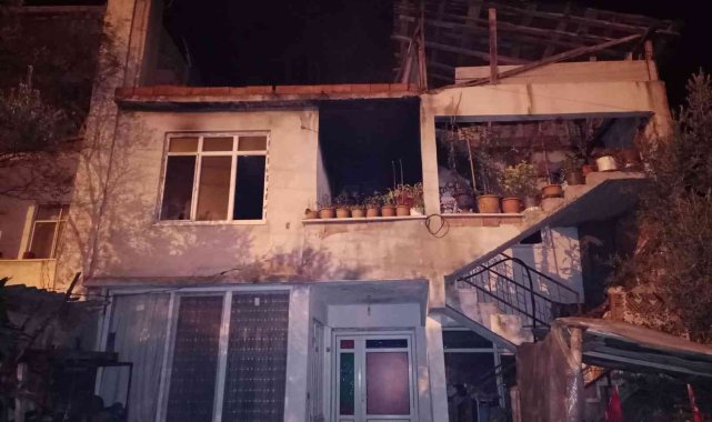 Osmaneli'de 2 katlı evde yangın