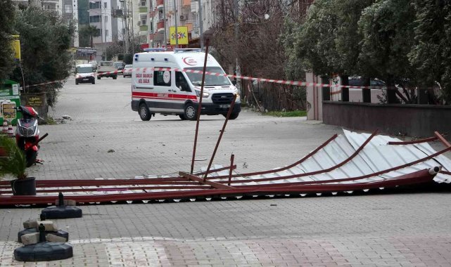 Osmaniye'de ağaçlar devrildi, çatılar uçtu