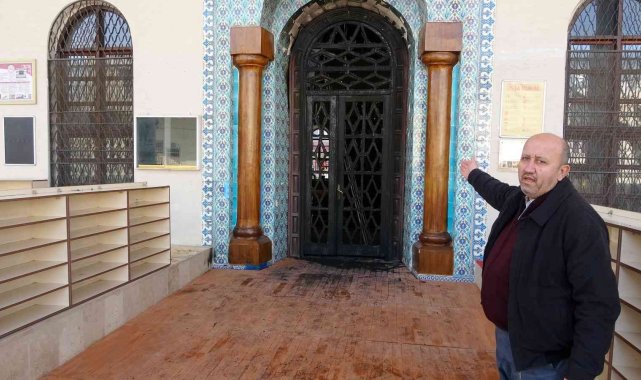Osmaniye'de tarihi caminin kapısını yaktılar