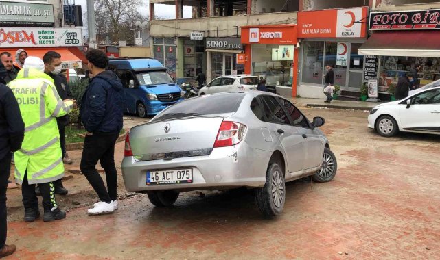 Otomobil açık bırakılan rögara düştü