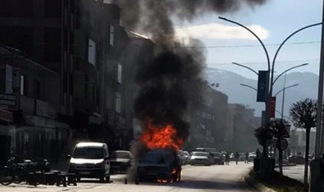 Otomobil cadde ortasında alev topuna döndü