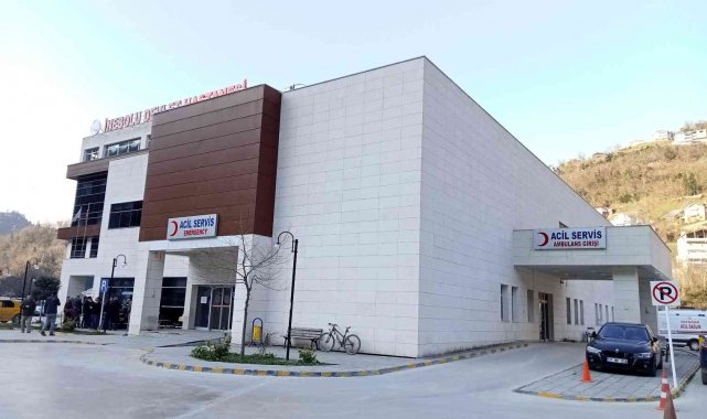 Otomobil, deniz kenarına uçuruma yuvarlandı: 1 ölü, 2 yaralı