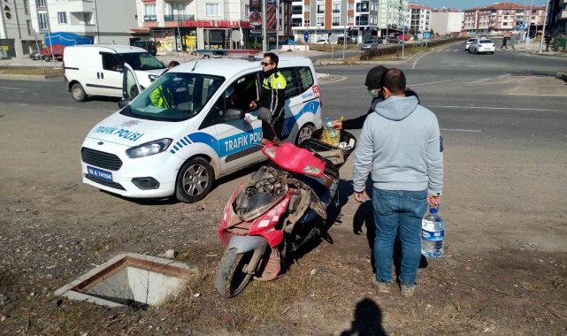 Otomobil ile çarpışan 73 yaşındaki ehliyetsiz motosiklet sürücü yaralandı