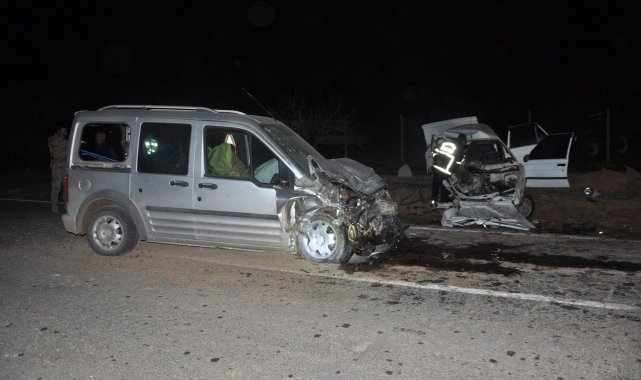 Otomobil ile hafif ticari araç çarpıştı: 1 ölü, 1 ağır yaralı